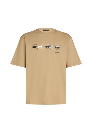 Tricou din bumbac bej, cu mâneci scurte și guler rotund, având pe față o grafică cu patru fețe stilizate purtând ochelari de soare.