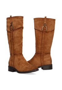 Botas hasta la rodilla de ante marrón, con puntera redonda, tacón plano y herrajes metálicos decorativos en el lateral. Textura suave y diseño elegante.