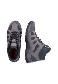 Graue Wanderschuhe aus Wildleder und Netzmaterial, mit einer stabilen Gummisohle, Ösen und einem gepolsterten Schaft für Komfort und Unterstützung.