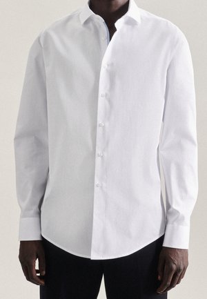 Camicia bianca a maniche lunghe con colletto strutturato, caratterizzata da una texture liscia e un sottile accento blu all'interno del colletto.