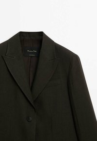 Blazer marron foncé sur mesure avec revers crantés, fermeture à un bouton, poche passepoilée poitrine et étiquette intérieure indiquant "Massimo Dutti".