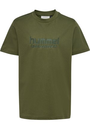 Olijfgroene katoenen T-shirt met een ronde hals, met een verhoogd logo "hummel sportswear" in donkerder groen op de voorkant.