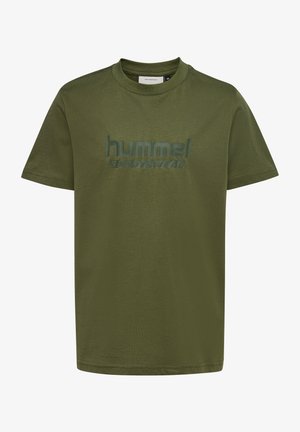 Olijfgroene katoenen T-shirt met een ronde hals, met een verhoogd logo "hummel sportswear" in donkerder groen op de voorkant.