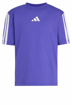 Fioletowa koszulka z krótkim rękawem z białym logo Adidas na środku klatki piersiowej i trzema białymi paskami na każdym rękawie.