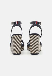 Tommy Hilfiger Kõrge kontsaga sandaalid - space blue