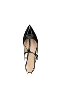 Zapato de charol negro de tacón alto con punta afilada, lados abiertos y correa en el tobillo con cierre de hebilla. Acabado suave.