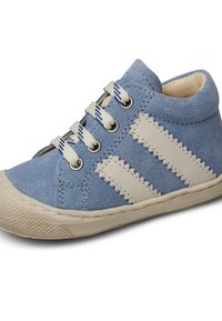 Scarpa in camoscio blu con strisce bianche seghettate, punta tonda e suola in gomma crema. Presenta lacci bianchi e fodera in tessuto.