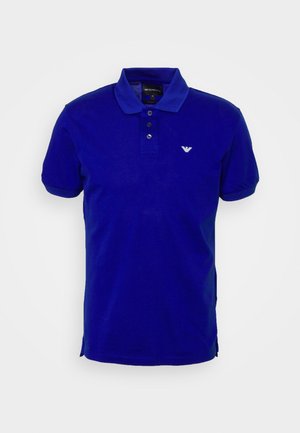 Blaues Baumwoll-Poloshirt mit klassischem Kragen, Drei-Knopf-Leiste und kleinem gesticktem Logo auf der linken Brust. Kurzärmlig.