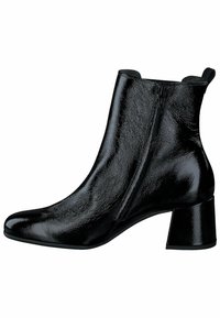 Botines negros hasta el tobillo con un acabado brillante, que presentan una punta redondeada, un cierre lateral con cremallera y un tacón grueso para mayor estabilidad.