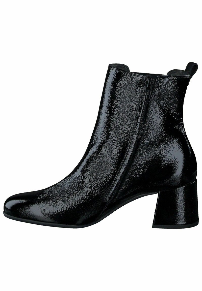 Botines negros hasta el tobillo con un acabado brillante, que presentan una punta redondeada, un cierre lateral con cremallera y un tacón grueso para mayor estabilidad.