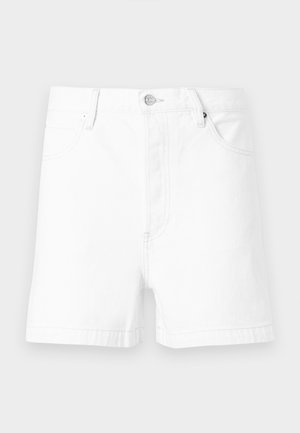 Pantaloni scurți din denim alb cu buzunare frontale, șlefuiri pentru curea și închidere cu nasture metalic pe un fundal simplu.