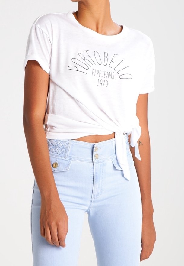 White short-sleeve t-shirt with "Portobello Pepe Jeans 1973" graphic, tied at the waist. Paired with light blue high-waisted denim jeans.