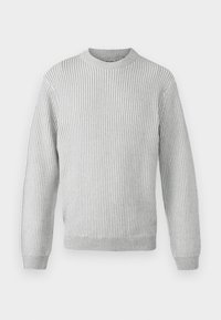Pull en maille côtelée gris clair avec un col rond, des manches longues et un ourlet droit. Fabriqué en tissu doux et texturé.