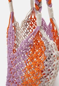 Sac filet en coton tissé multicolore violet, orange et beige avec des poignées épaisses tressées et des motifs noués.