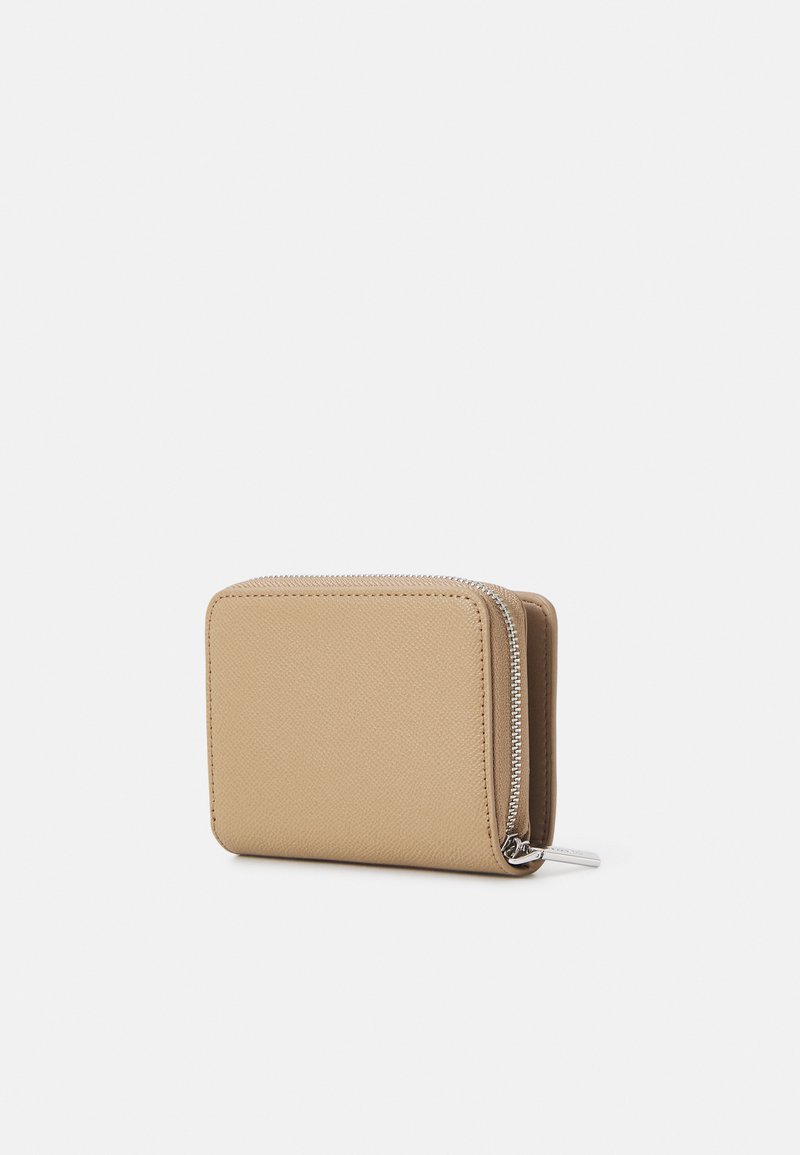 Cartera de textura beige con un acabado liso, forma rectangular, cierre de cremallera y herrajes plateados. Diseño compacto para un fácil almacenamiento.