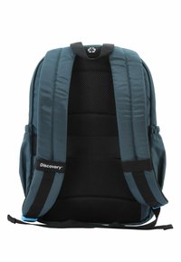 Mochila de tela azul oscuro con correas de hombro acolchadas, panel trasero de malla y correas ajustables. Presenta herrajes negros y detalle del logo.