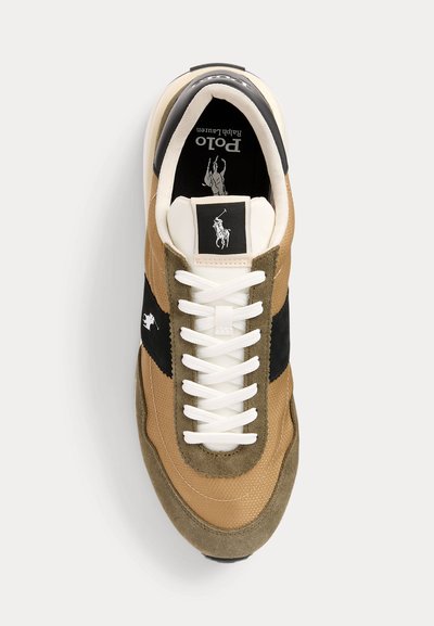 Rudas ir rusvas sportinių batų modelis su baltais raiščiais, juodais akcentais ir logotipo etikete; tekstūruota medžiaga ir zomša; suapvalinta nosis ir paminkštintas apykaklė.