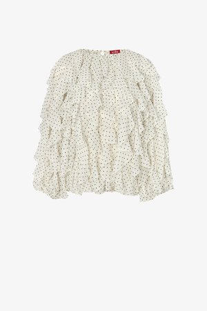 Biela blúzka s dlhým rukávom s čiernymi bodkami, vrstvenými volánmi na prednej časti a rukávoch, a malým zapínaním na gombík vzadu na krku.