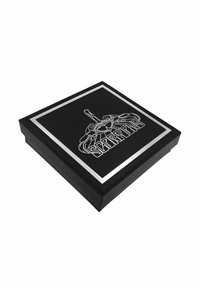 Scatola rettangolare nera con coperchio bordato in argento, caratterizzata da un design grafico bianco di uno scorpione. Texture liscia, materiale robusto.