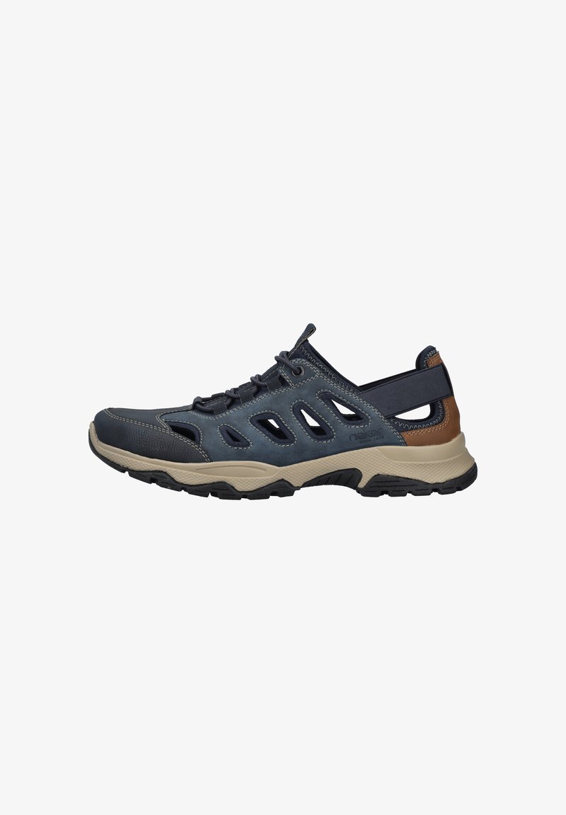 Sport Schuh mit einem marineblauen Obermaterial, Lederakzenten, Netz-Ausschnitten für Atmungsaktivität und einer beigen Gummisohle. Inklusive Schnüroberfläche.