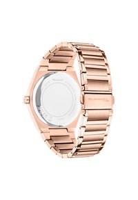 Roze gouden roestvrijstalen horloge met een octagonaal kast, een schakelen armband en een transparante achterkant die de interne mechanismen toont.