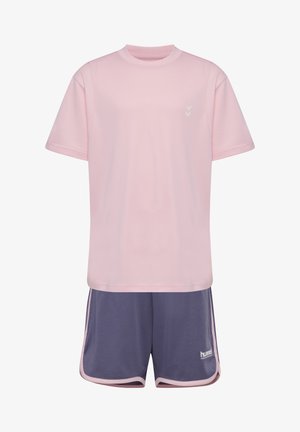 lichtroze sportshirt met korte mouwen en ronde hals, gecombineerd met donkerblauwe shorts met roze accenten en een logo op het been.