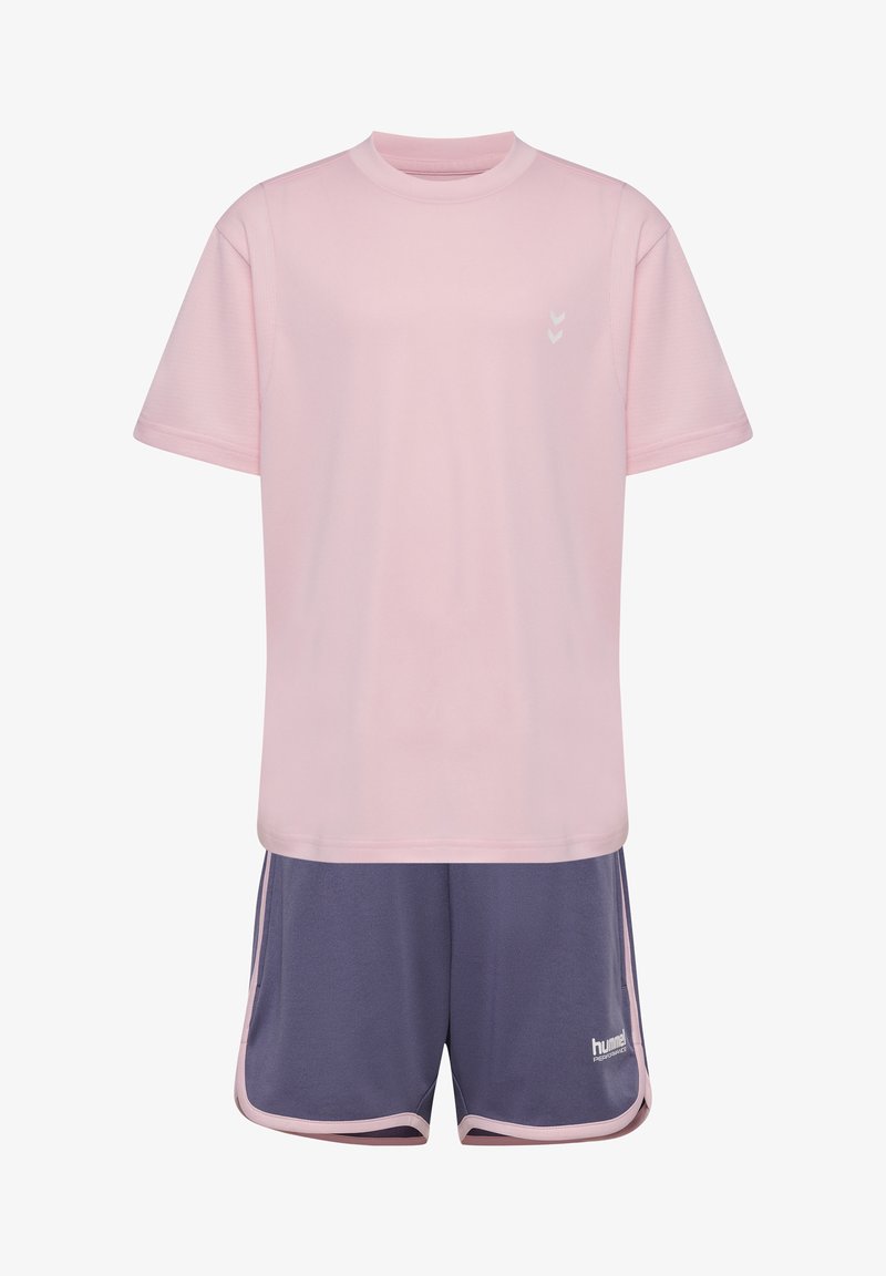 lichtroze sportshirt met korte mouwen en ronde hals, gecombineerd met donkerblauwe shorts met roze accenten en een logo op het been.