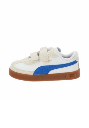 Baskets blanches avec des accents bleus, en suede et en cuir, avec des bandes velcro et une semelle en caoutchouc marron. Présente un logo sur le côté.
