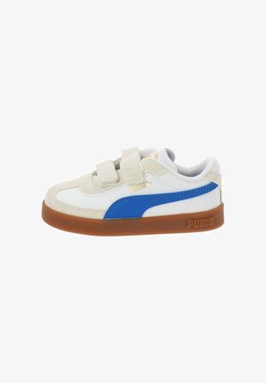 Zapatilla blanca con acentos azules, materiales de ante y cuero, correas de velcro y una suela de goma marrón. Presenta un logo en el lateral.