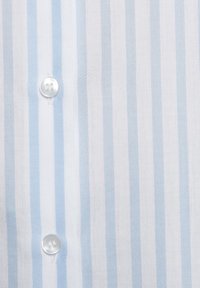 Ljusblå och vit vertikalt randig tyg med en slät textur; har en enda vit knapp.