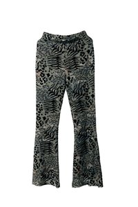 Fitted flare-housut pehmeästä kankaasta, jossa on musta leopardi- ja tiikeri-printti harmaalla taustalla.