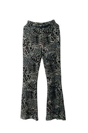 Pantalons évasés ajustés en tissu doux, ornés d'un imprimé léopard et tigre noir sur un fond gris muted.