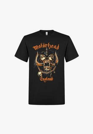 Schwarzes T-Shirt mit orangefarbenem "Motörhead" und "England" Schriftzug, zeigt einen fauchenden gehörnten Totenschädel mit Stoßzähnen, Ketten und einem kleinen Totenschädel-Anhänger.