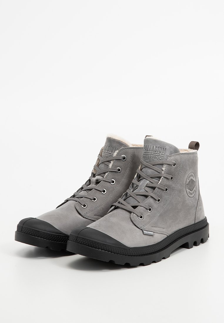 Szare wodoodporne botki za kostkę wykonane z teksturowanej zamszu, z metalowymi oczkami, gumową podeszwą oraz wyściełanym kołnierzem z detalem logo.