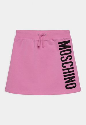 Minijupe en coton rose avec une taille élastique, dotée d'un cordon de serrage à l'avant et d'un texte noir audacieux "MOSCHINO" le long du côté.