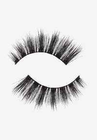 Faux cils noirs avec des fils longs et fins, présentant une courbe naturelle et des longueurs variées pour un volume et une définition accentués.