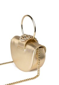 Borsa metallica dorata con forma curvata, fronte decorato e manico rotondo. Presenta una tracolla a catena e una superficie liscia.