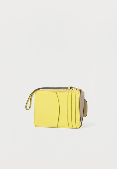 Portefeuille bracelet en cuir jaune avec plusieurs emplacements pour cartes et un compartiment à monnaie zippé, présenté sur un fond blanc uni.