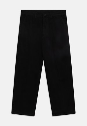 Czarne spodnie o szerokich nogawkach, wykonane z miękkiego materiału, z zapięciem na guzik, prostymi kieszeniami i gładką fakturą, bez wzorów i ozdób.