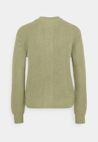 Olijfgroene gebreide trui, met een textuurpatroon, geribbelde manchetten en onderkant, een ronde hals en lange mouwen. Achteraanzicht weergegeven.