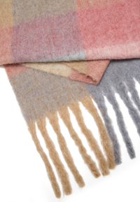 Écharpe en laine multicolore avec un motif à carreaux en rose, beige, gris et bleu clair ; présente des bords frangés pour plus de texture.