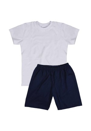 Biały t-shirt z krótkim rękawem w połączeniu z ciemnoniebieskimi szortami z elastycznym pasem, prezentowany na białym tle.