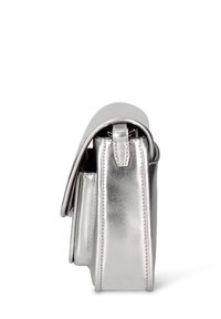Borsa a mano in argento metallico con forma strutturata, texture liscia e chiusura a patta. Presenta cuciture lungo i bordi per un dettaglio extra.