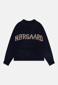 Pull en maille bleu marine avec un col rond côtelé et des manches longues, arborant "NØRGAARD" en beige sur le devant, dos uni.