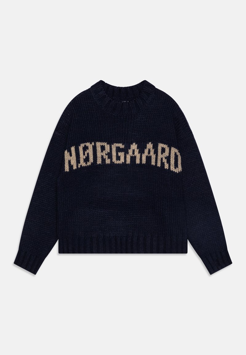 Pull en maille bleu marine avec un col rond côtelé et des manches longues, arborant "NØRGAARD" en beige sur le devant, dos uni.