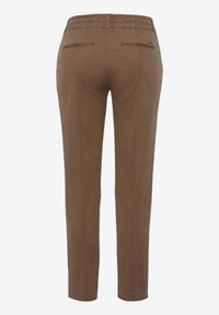 Pantalon en coton brun avec une ceinture extensible, coupe slim et deux poches arrière. Présente des lignes épurées et un design minimaliste.