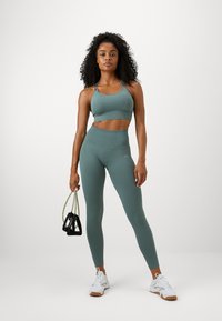 ICANIWILL DEFINE SEAMLESS BRA - Neliela atbalsta sporta krūšturis - racing green