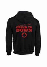 Svart huvtröja i bomullsblandning. Har röd text "GRIND YA DOWN" och ett spade-symbol på baksidan. Normal passform.