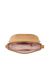 Bolso de mano de cuero color marrón claro con un exterior suave y una solapa redondeada. El interior cuenta con un forro de tela rosa, un bolsillo con cremallera y compartimentos abiertos.