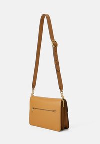 COACH SOFT GRAIN CHAIN TABBY SHOULDER BAG - Kézitáska - honey brown